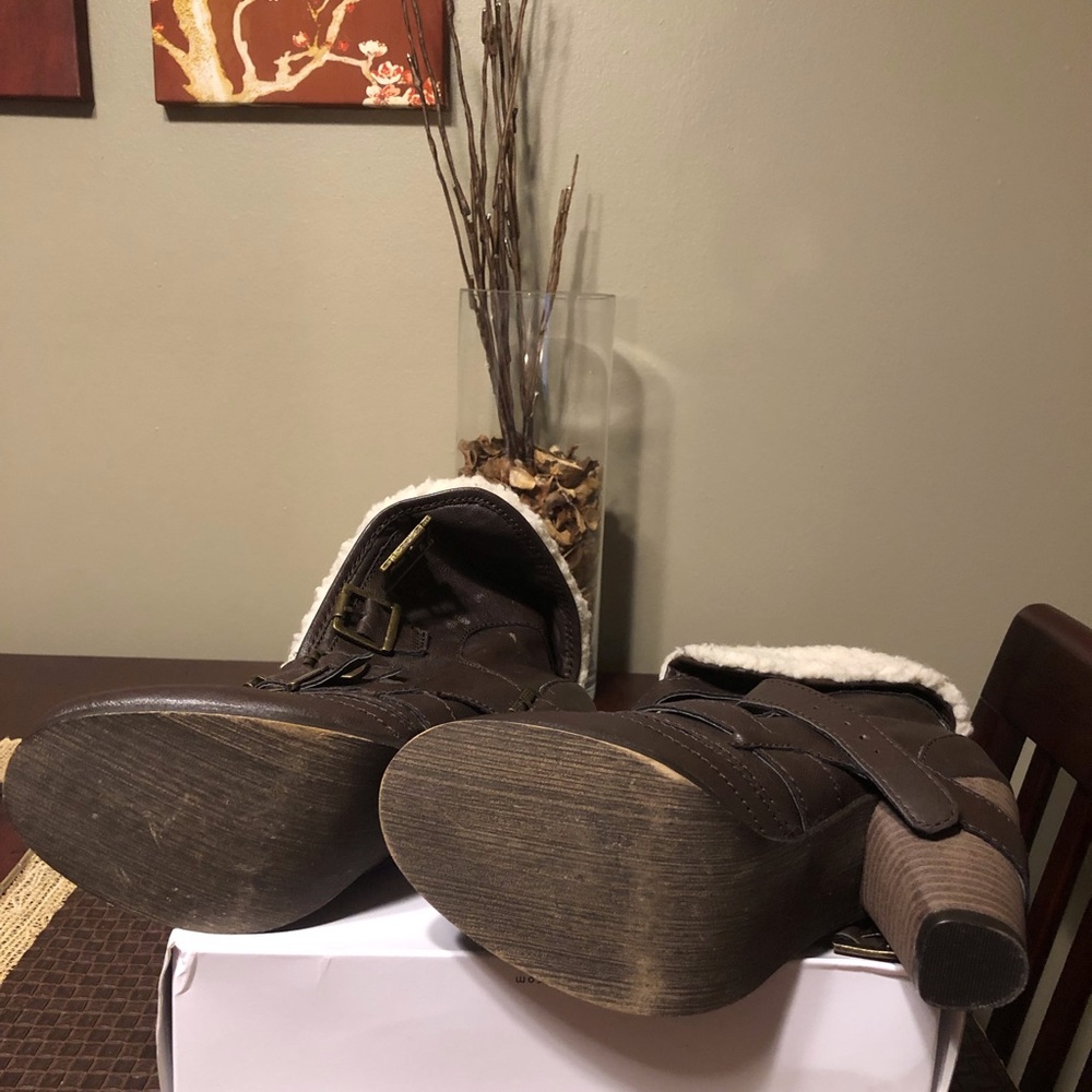 GUESS WOMEN'S FLECE ANKLE BOOTIES - Picture 4 of 6